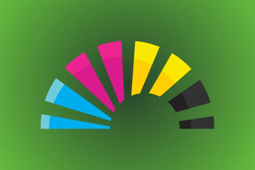 Escala semicircular de cores CMYK com segmentos em ciano, magenta, amarelo e preto, ilustrando variações de cores utilizadas na impressão gráfica.