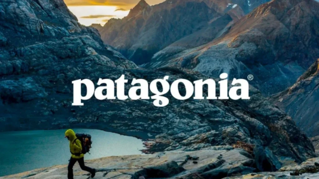 Paisagem de montanhas com a marca Patagonia em destaque, exemplo de contar história de uma marca com propósito e identidade forte no storytelling para marcas.